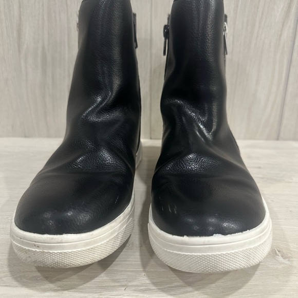 Cat & Jack Black Zip Up Sneaker Boots Size 5 🥳HOST PICK🥳 - Picture 2 of 11